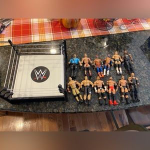 WWE electronic wresting ring with 12 action figures